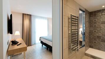 Suite – junior, 1 kingsize-seng, terrasse | Sengetøy av topp kvalitet, safe på rommet og blendingsgardiner