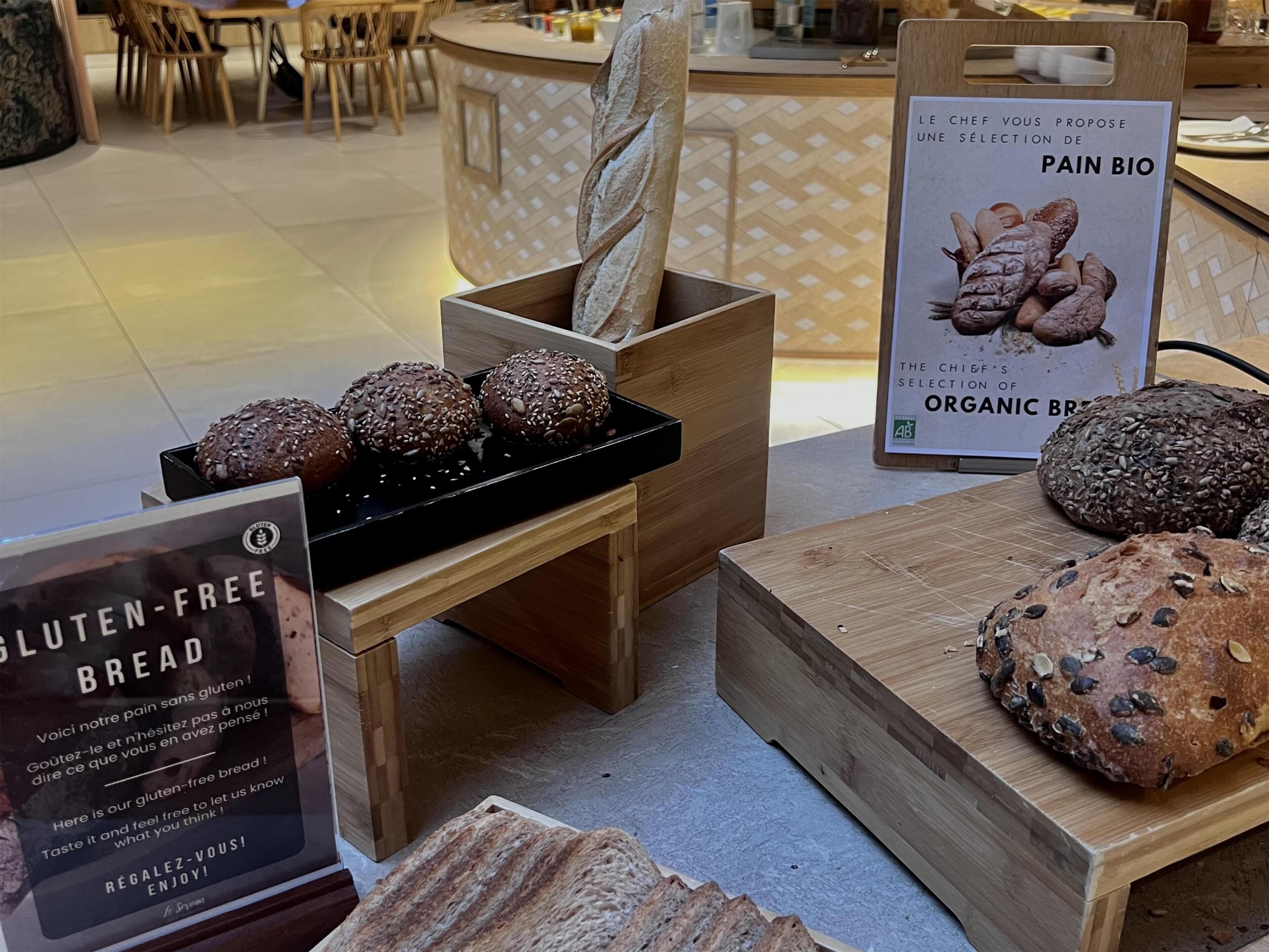 Glutenfrit brød og økologisk brød i et bageri.