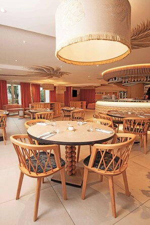 Breakfast, lunch, dinner served; local cuisine, pool views - Golden Tulip Sophia Antipolis - Hotel & Spa (Valbonne)