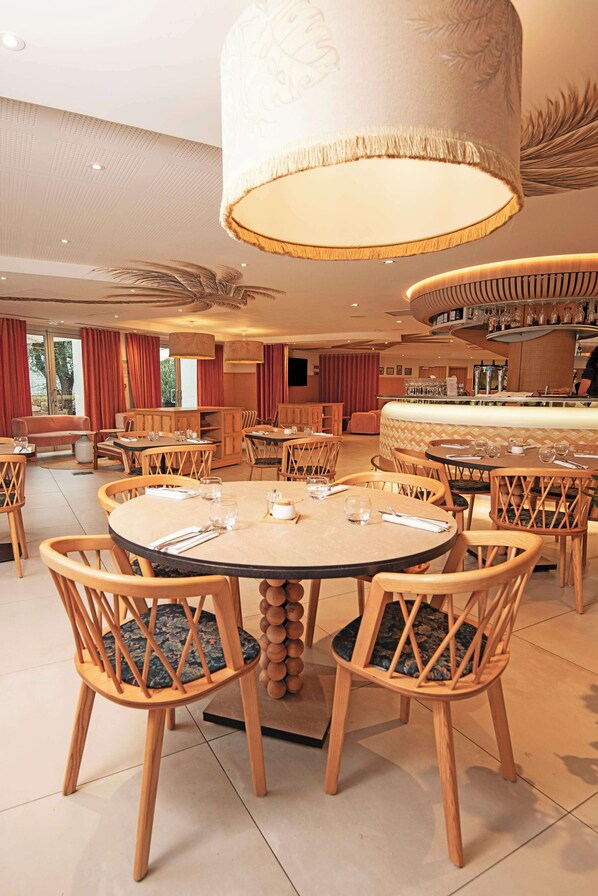 Breakfast, lunch, dinner served; local cuisine, pool views  - Golden Tulip Sophia Antipolis - Hotel & Spa (Valbonne)