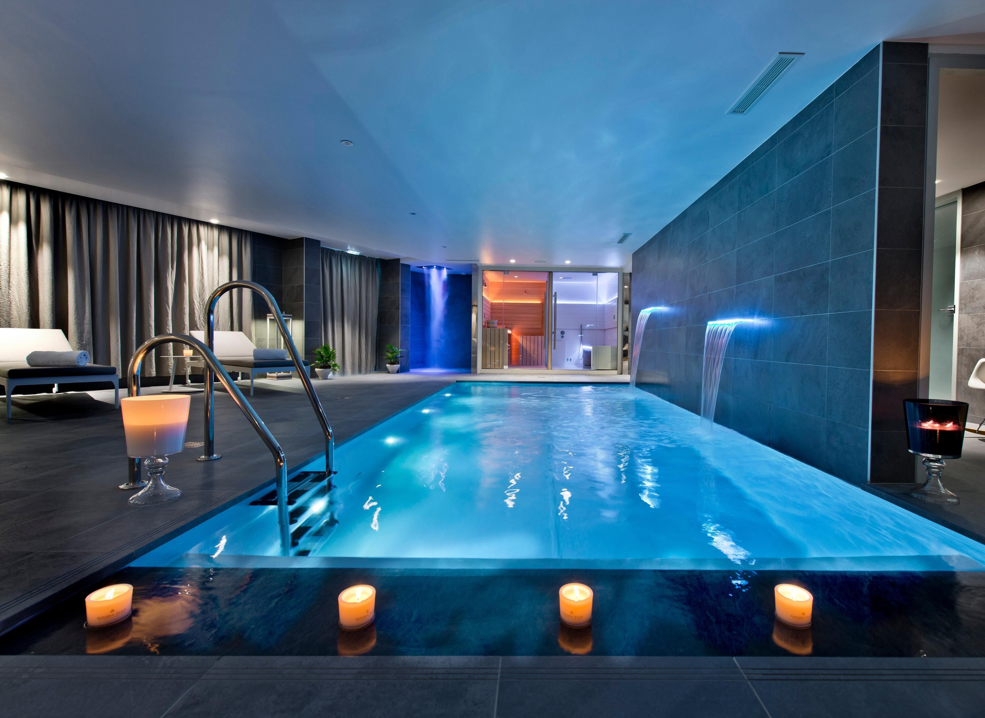 Seasonal outdoor pool, pool umbrellas, sun loungers