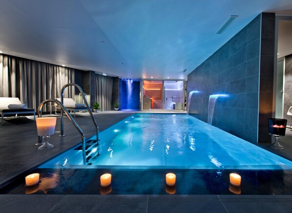 Seasonal outdoor pool, pool umbrellas, sun loungers - Golden Tulip Sophia Antipolis - Hotel & Spa (Valbonne)