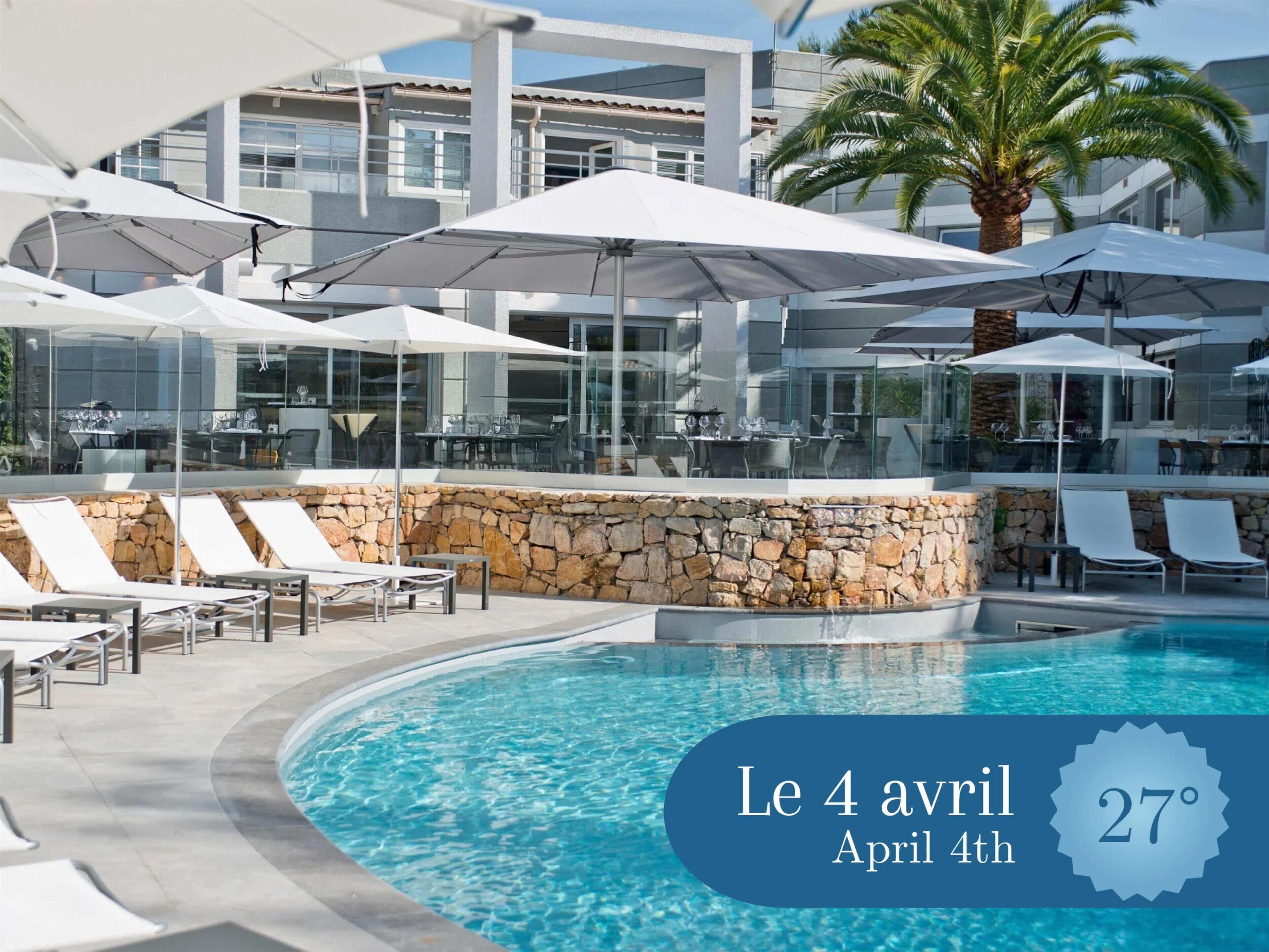 حمّام سباحة خارجي موسمي، مظلات على حمّام السباحة، مقاعد للتشمس