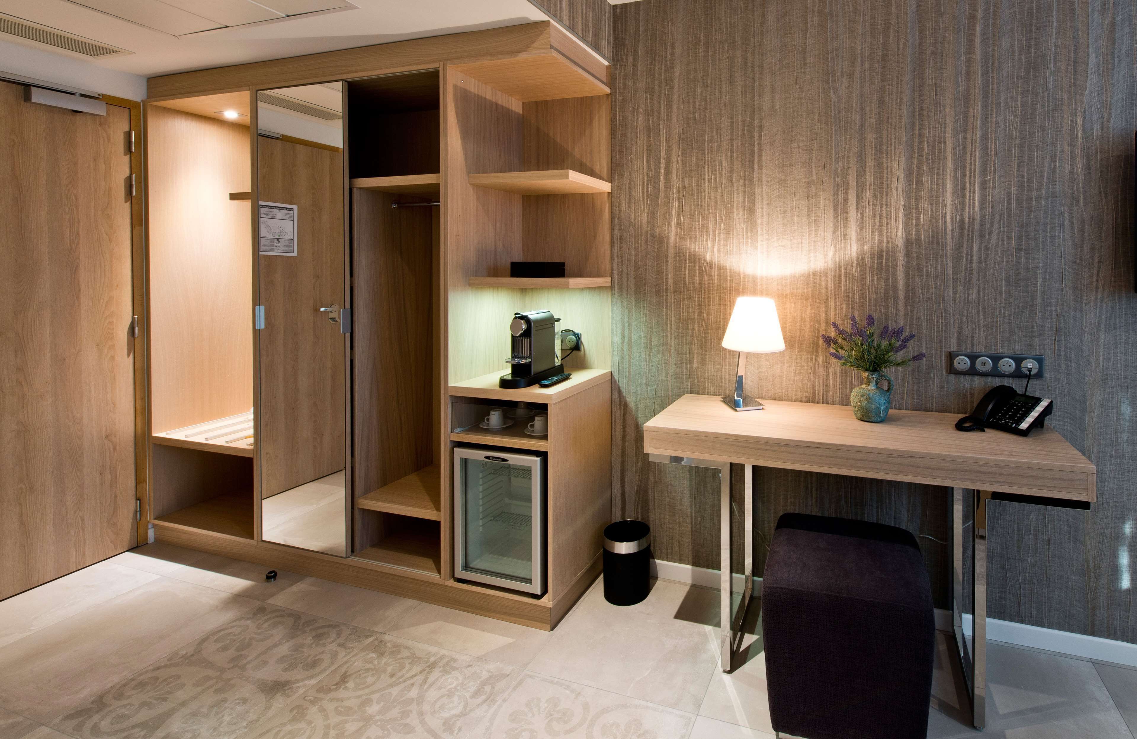 standard room, 1 king bed | premium bedding, in-room safe, blackout curtains, soundproofing