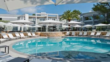 En sÀsongsöppen utomhuspool, parasoller och solstolar