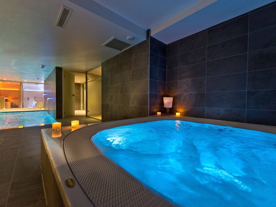 Couples treatment room(s), sauna, hot tub, steam room, body treatments