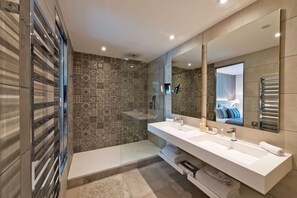 Suite Junior, 1 très grand lit, cuisine | Salle de bain | Douche à « effet pluie », articles de toilette écologiques