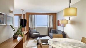 Suite – club, 1 soverom (Club Level) | Minibar, safe på rommet, skrivebord og blendingsgardiner