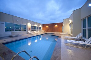 Piscine extérieure, parasols de plage, chaises longues