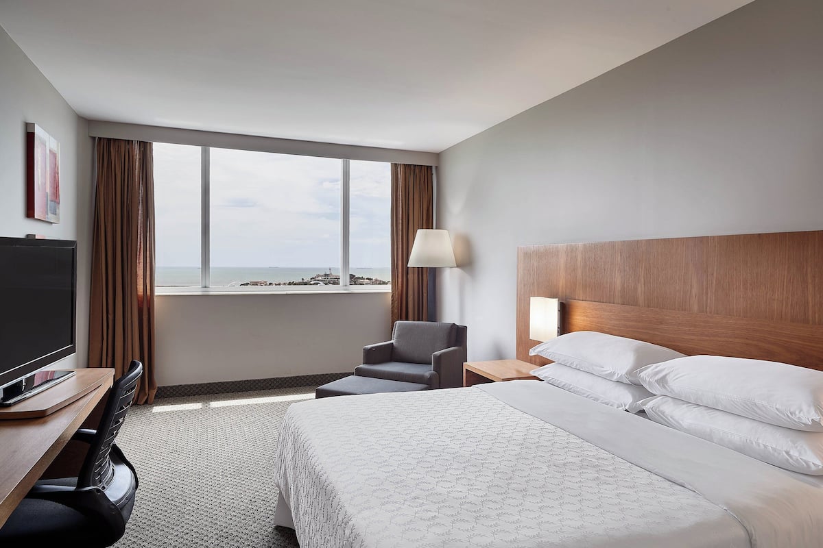 executive room, 1 king bed, ocean view (club level) | minibar, in-room safe, desk, blackout curtains