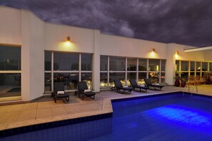 Utendørsbasseng, bassengparasoller og solsenger