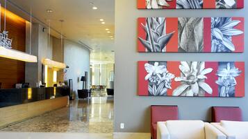 Área de estar no saguão