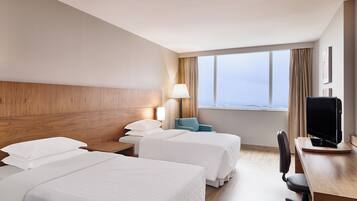 Frigobar, cofres nos quartos, escrivaninha, cortinas blackout