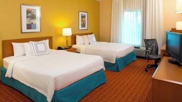 Een bureau, een laptopwerkplek, verduisterende gordijnen