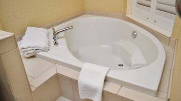 Banyera i dutxa independents i articles de tocador gratuïts