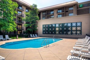 Seasonal outdoor pool - Holiday Inn Express Rolling Meadows - Schaumburg Area by IHG (Rolling Meadows)