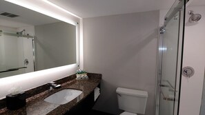 Combined shower/tub, free toiletries, hair dryer, towels - Holiday Inn Express Rolling Meadows - Schaumburg Area by IHG (Rolling Meadows)