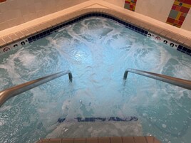 Una piscina cubierta