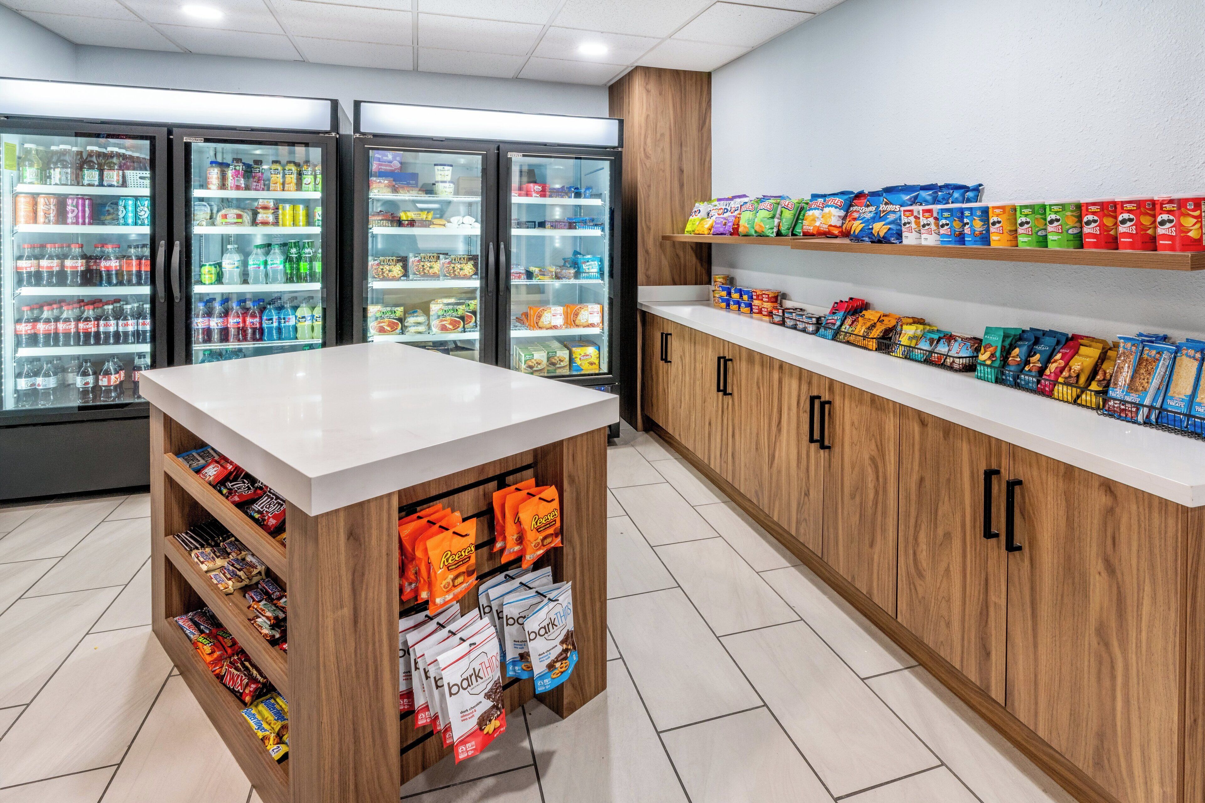 Un bar proposant des boissons fraîches, des en-cas et des produits emballés.
