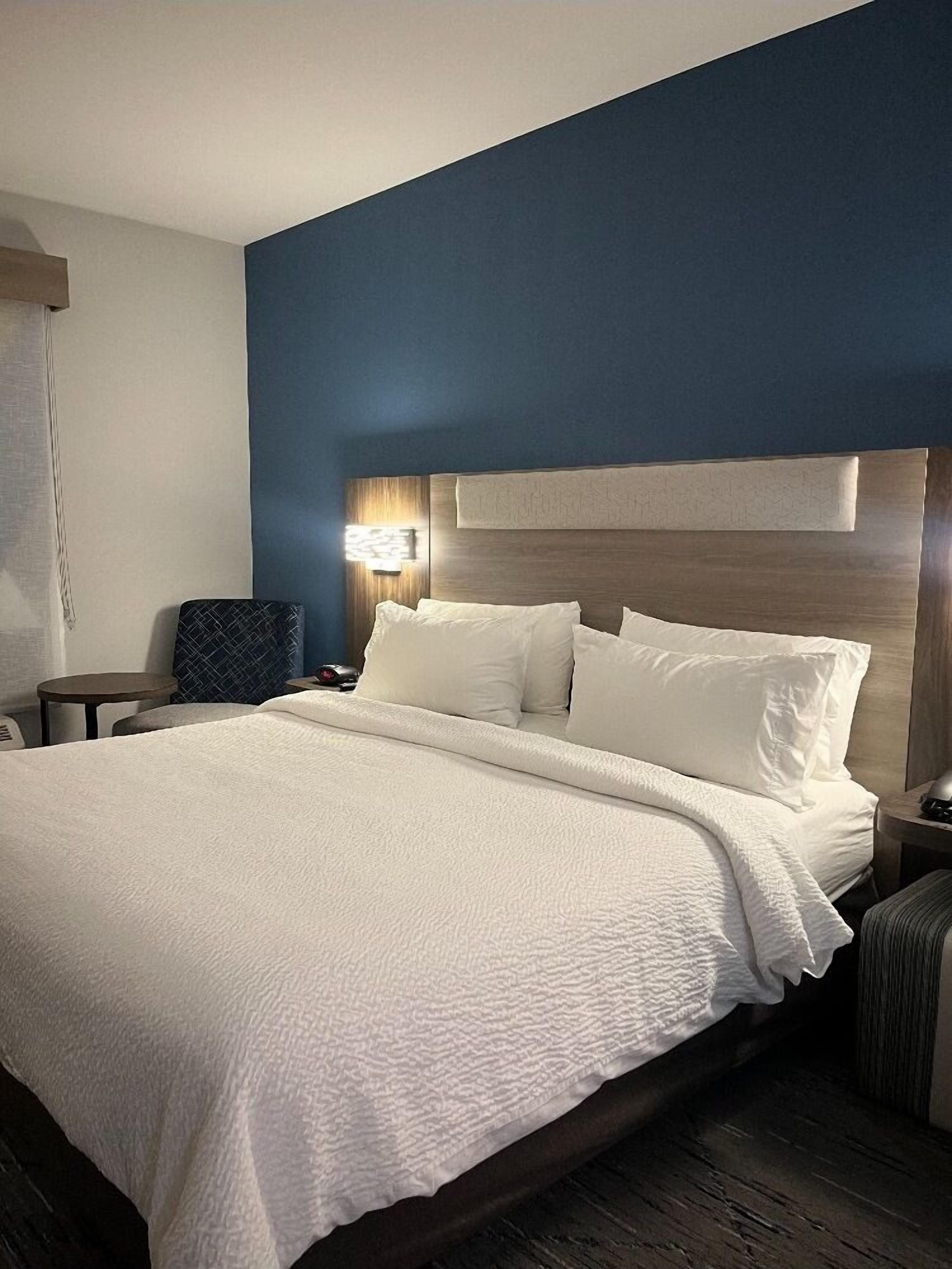 standard room, 1 king bed | 1 bedroom, hypo-allergenic bedding, in-room safe, desk