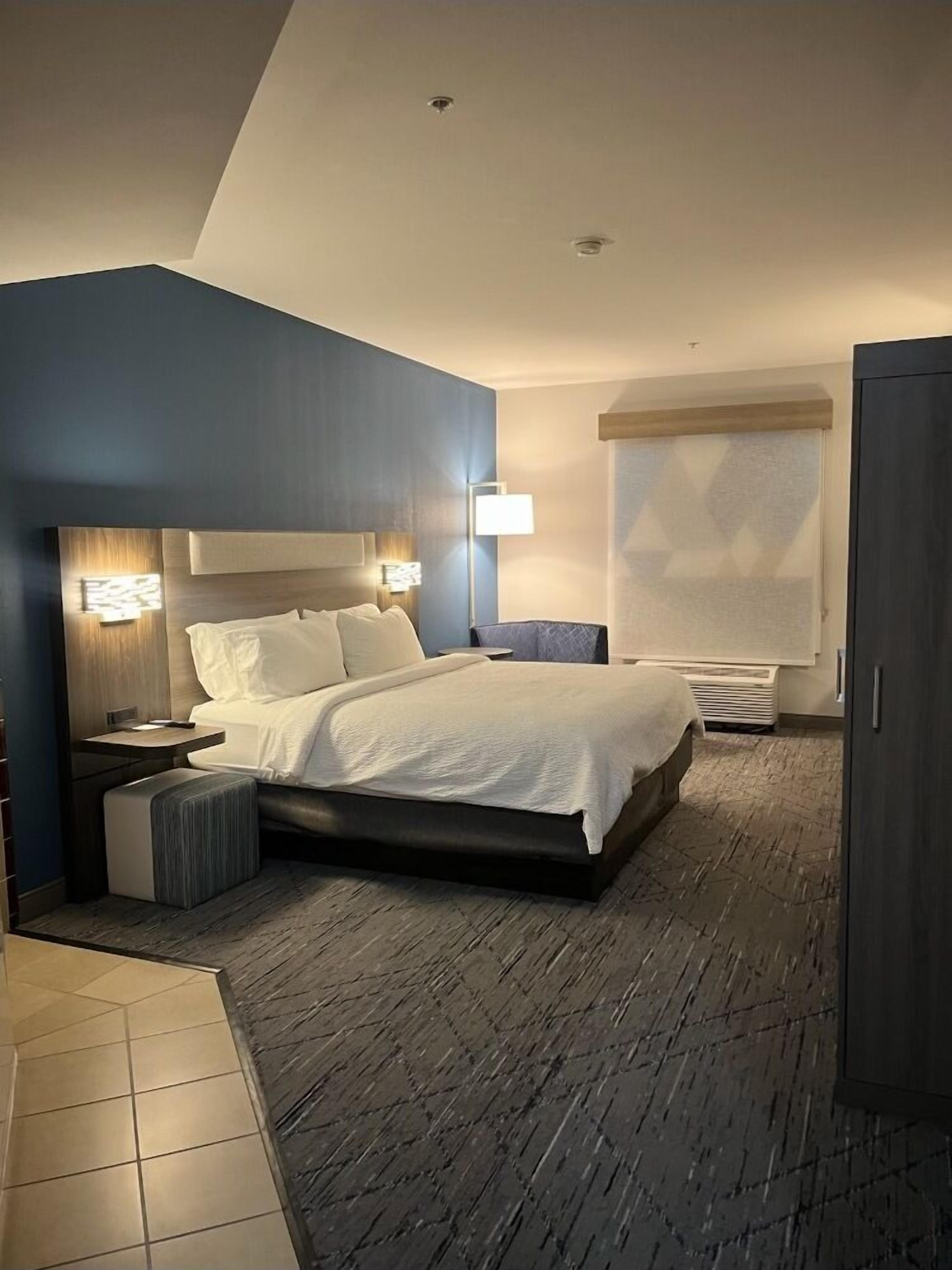suite, 1 king bed, jetted tub | 1 bedroom, hypo-allergenic bedding, in-room safe, desk