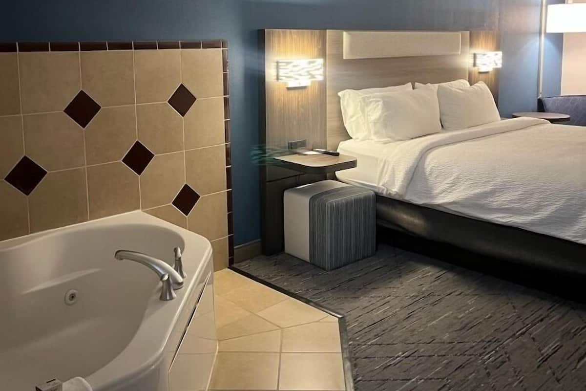 Suite, 1 King Bed, Jetted Tub