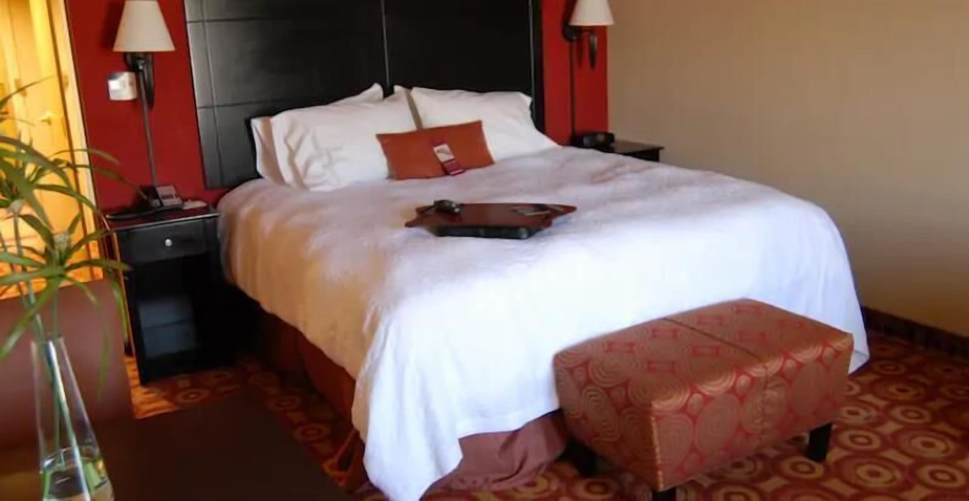 책상, 노트북 작업 공간, 암막 커튼, 다리미/다리미판