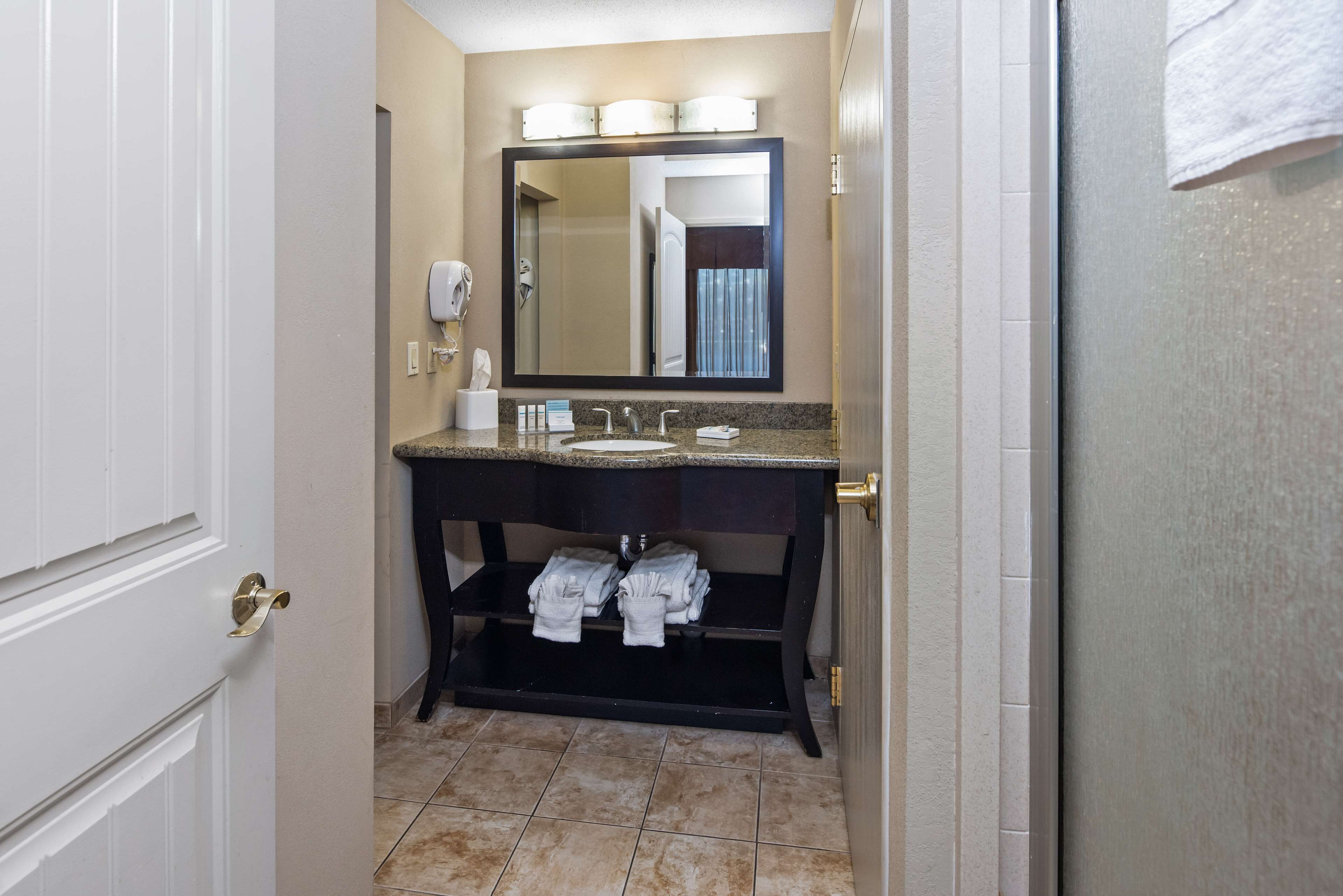 studio, one king bed, non-smoking | minibar