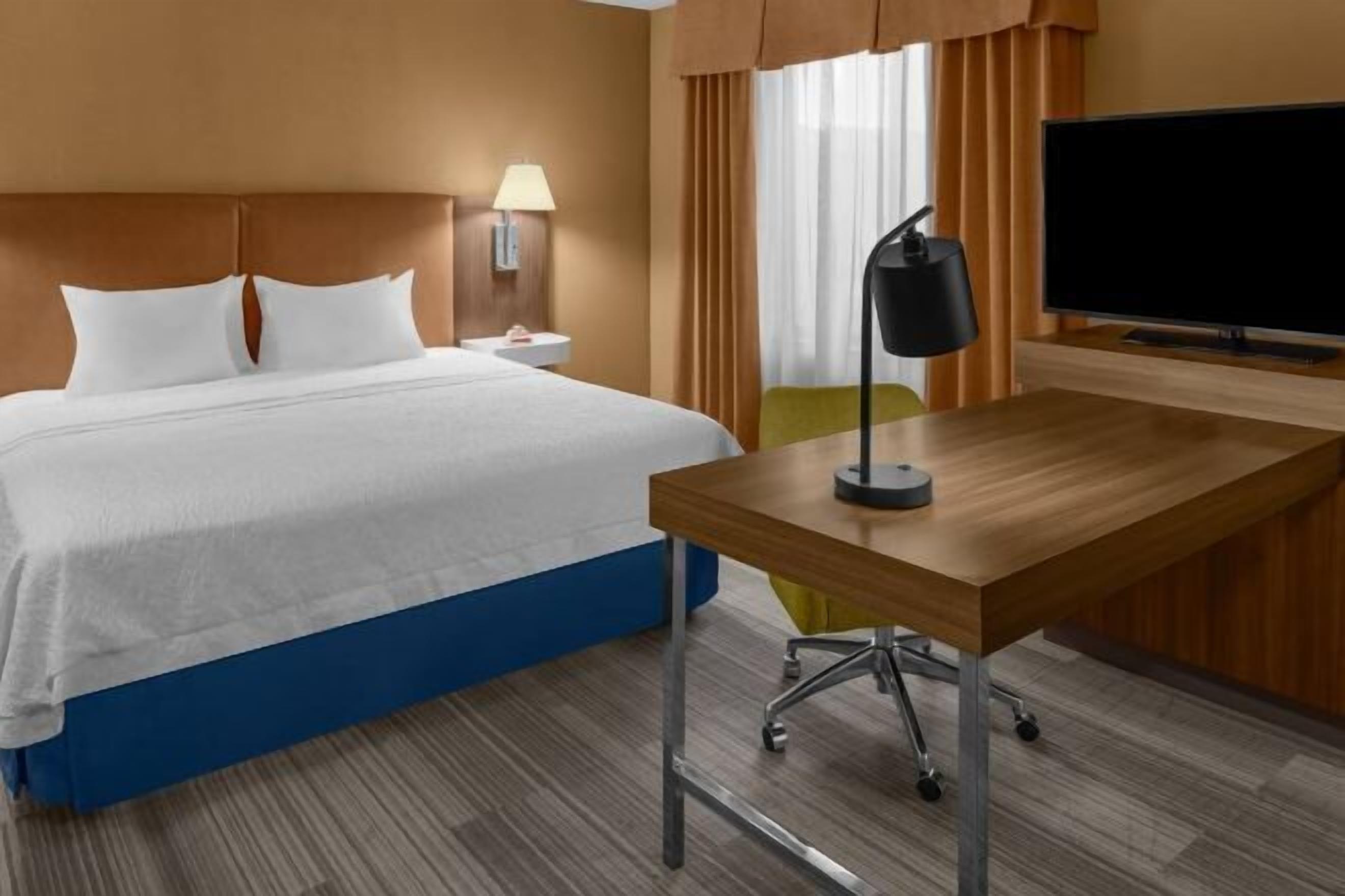 책상, 노트북 작업 공간, 암막 커튼, 다리미/다리미판