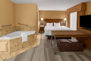 Escritorio, espacio para trabajar con laptop y cortinas blackout 