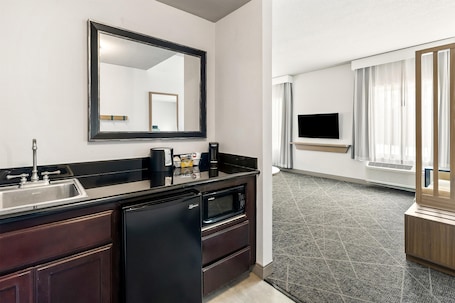 One king studio sofabed non smoking | Minibar. Hampton Inn & Suites Merced