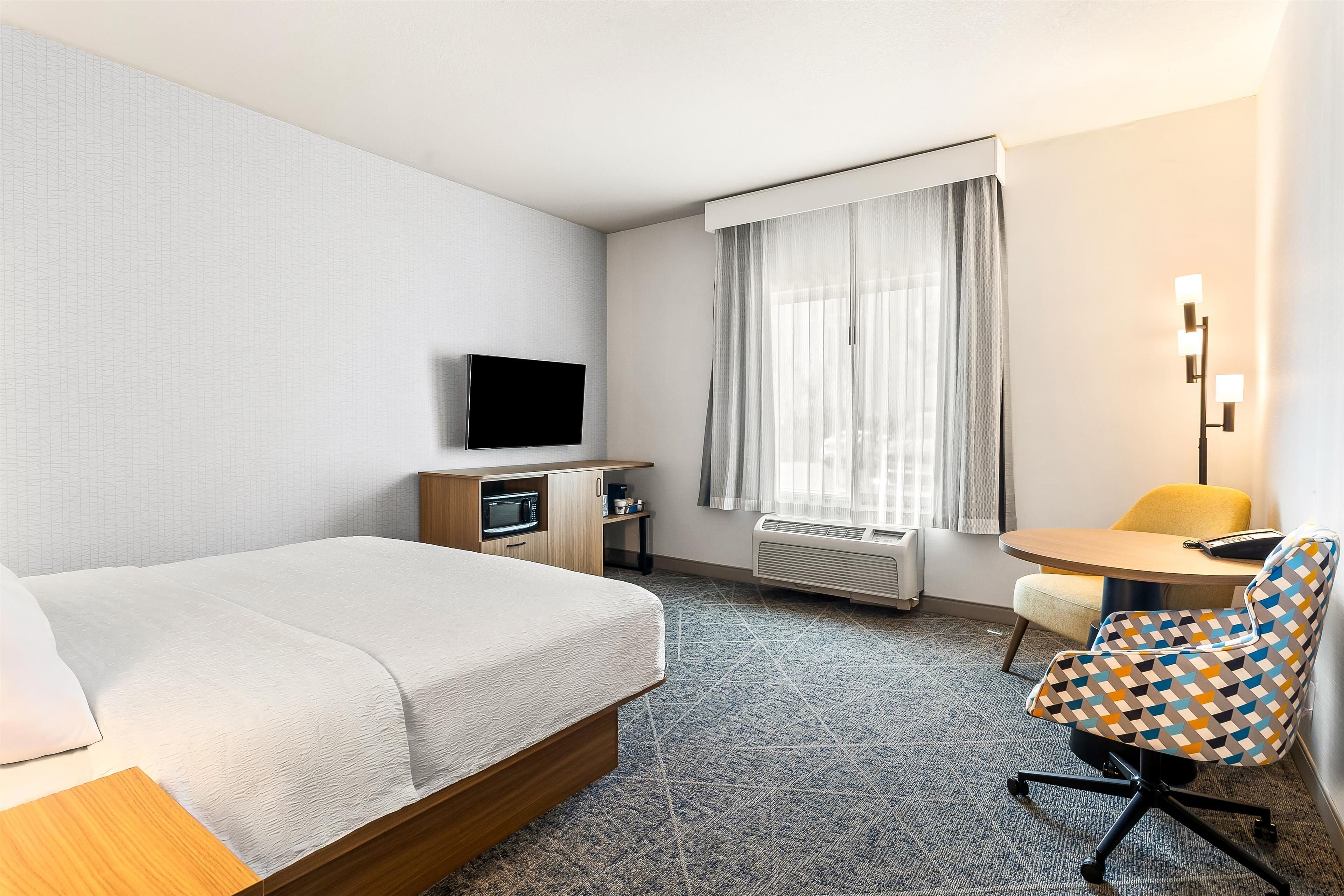 one king bed non smoking | in-room safe, desk, iron/ironing board, free cots/infant beds