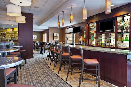 Bar (on property). Holiday Inn & Suites Green Bay Stadium by IHG