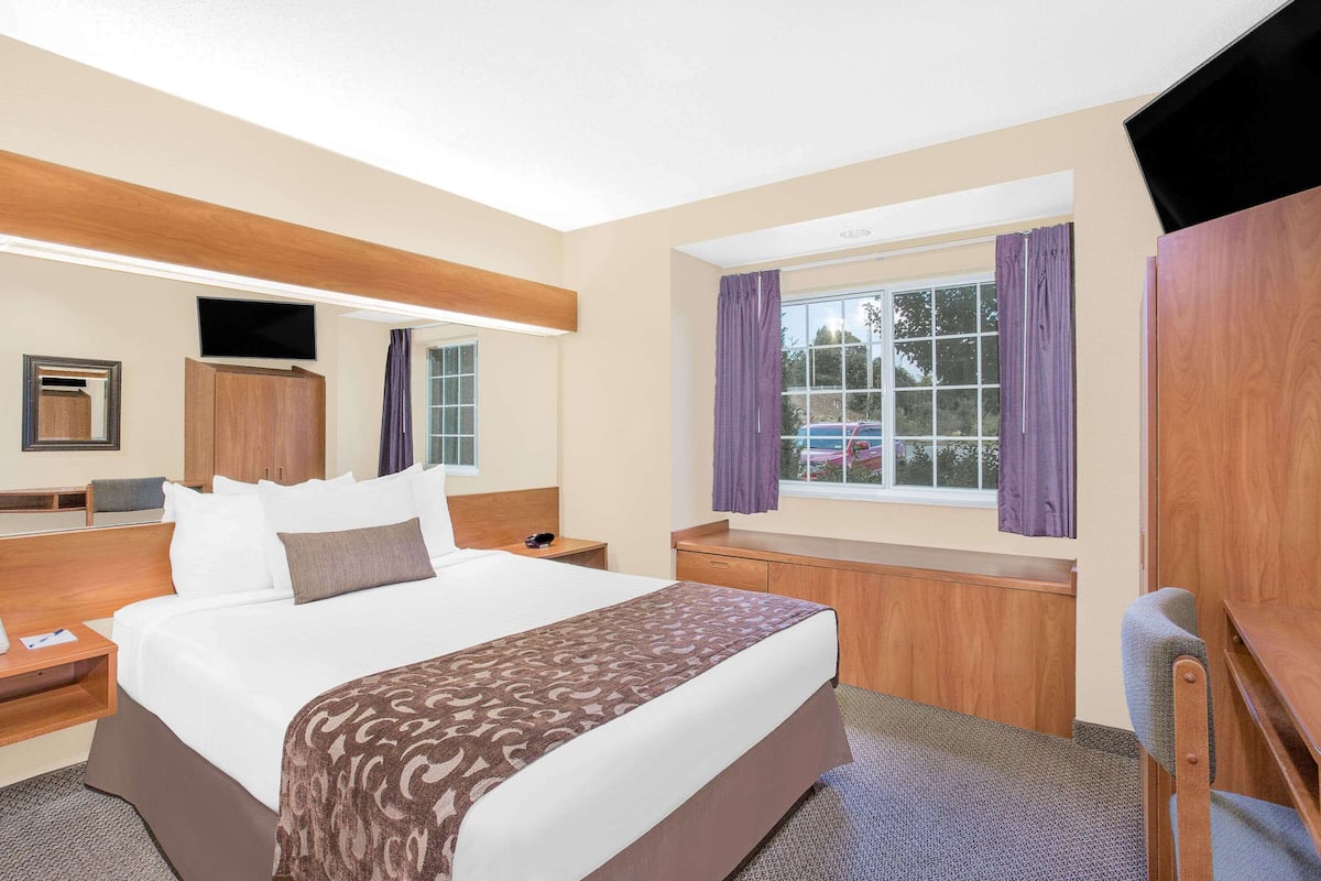 Studio Suite, 1 Queen Bed, Accessible, Non Smoking (Mobility) | In-room safe, desk, iron/ironing board, free cribs/infant beds