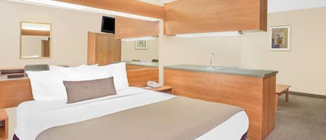 Suite Studio, 1 grand lit, non-fumeurs | Coffres-forts dans les chambres, bureau, fer et planche à repasser