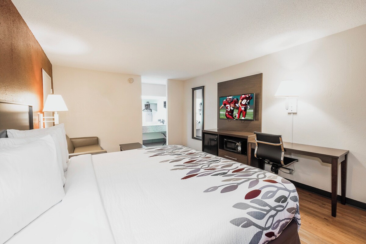 Premium bedding, desk, soundproofing, iron/ironing board (on request)