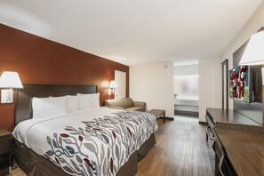 Luxe beddengoed, een bureau, geluiddichte muren