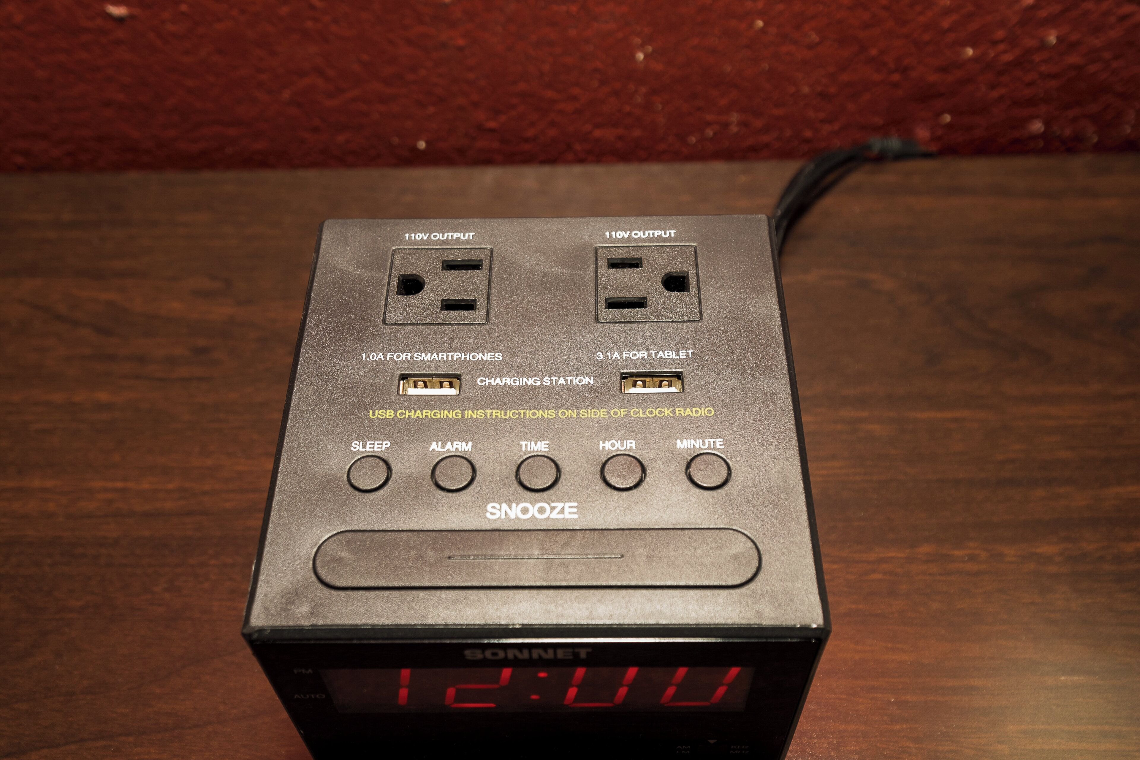 Reloj digital SONNET con puerto de carga USB y salida de 110V.