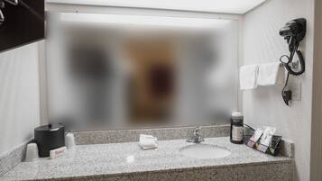 Duschwanne, kostenlose Toilettenartikel, Haartrockner, Hausschuhe