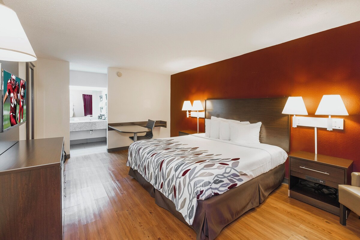 Premium bedding, desk, soundproofing, iron/ironing board (on request)