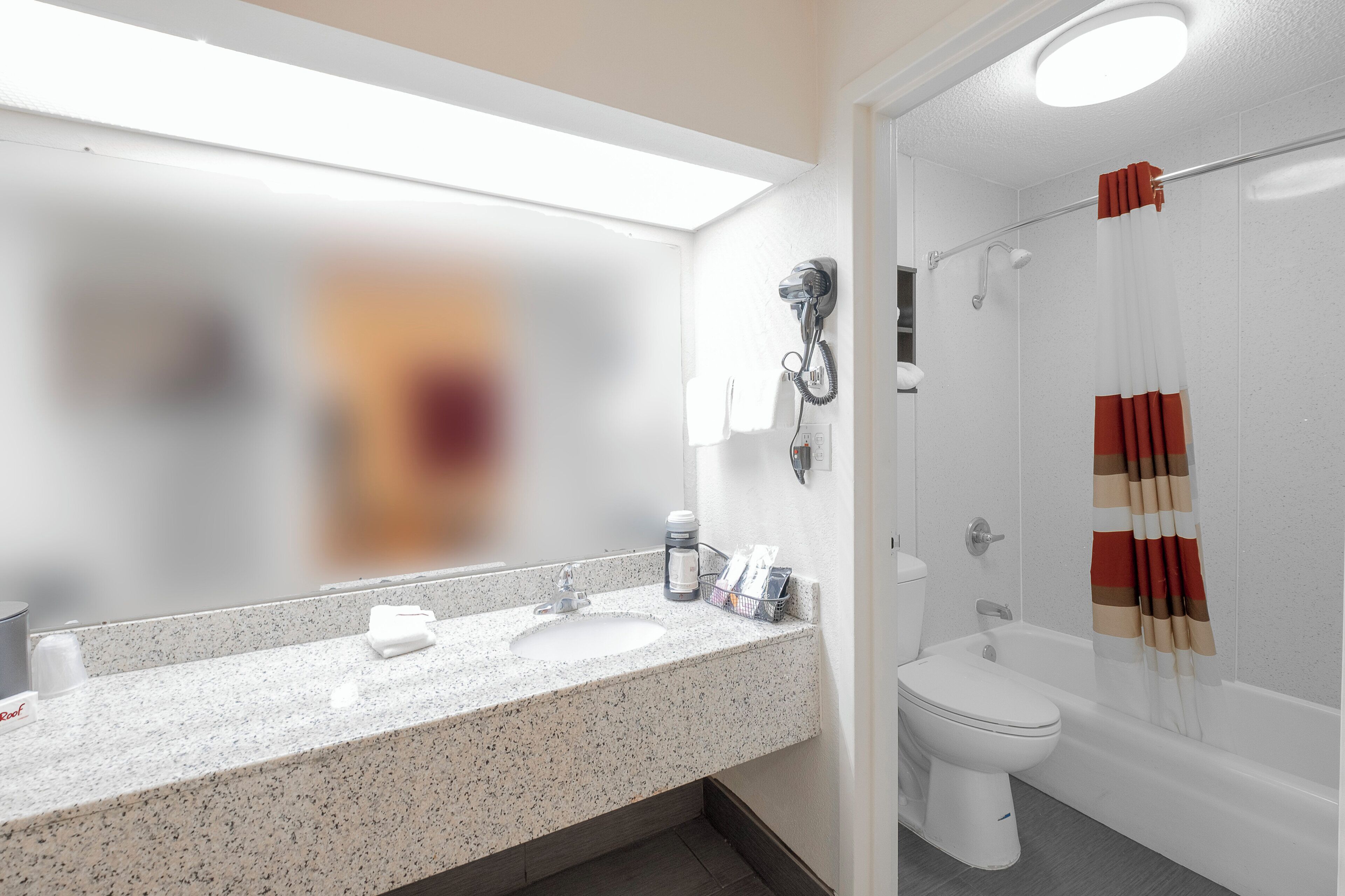 Ein Badezimmer mit Waschbecken, Spiegel und Dusche.