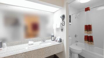 Ein Badezimmer mit Waschbecken, Spiegel und Dusche.