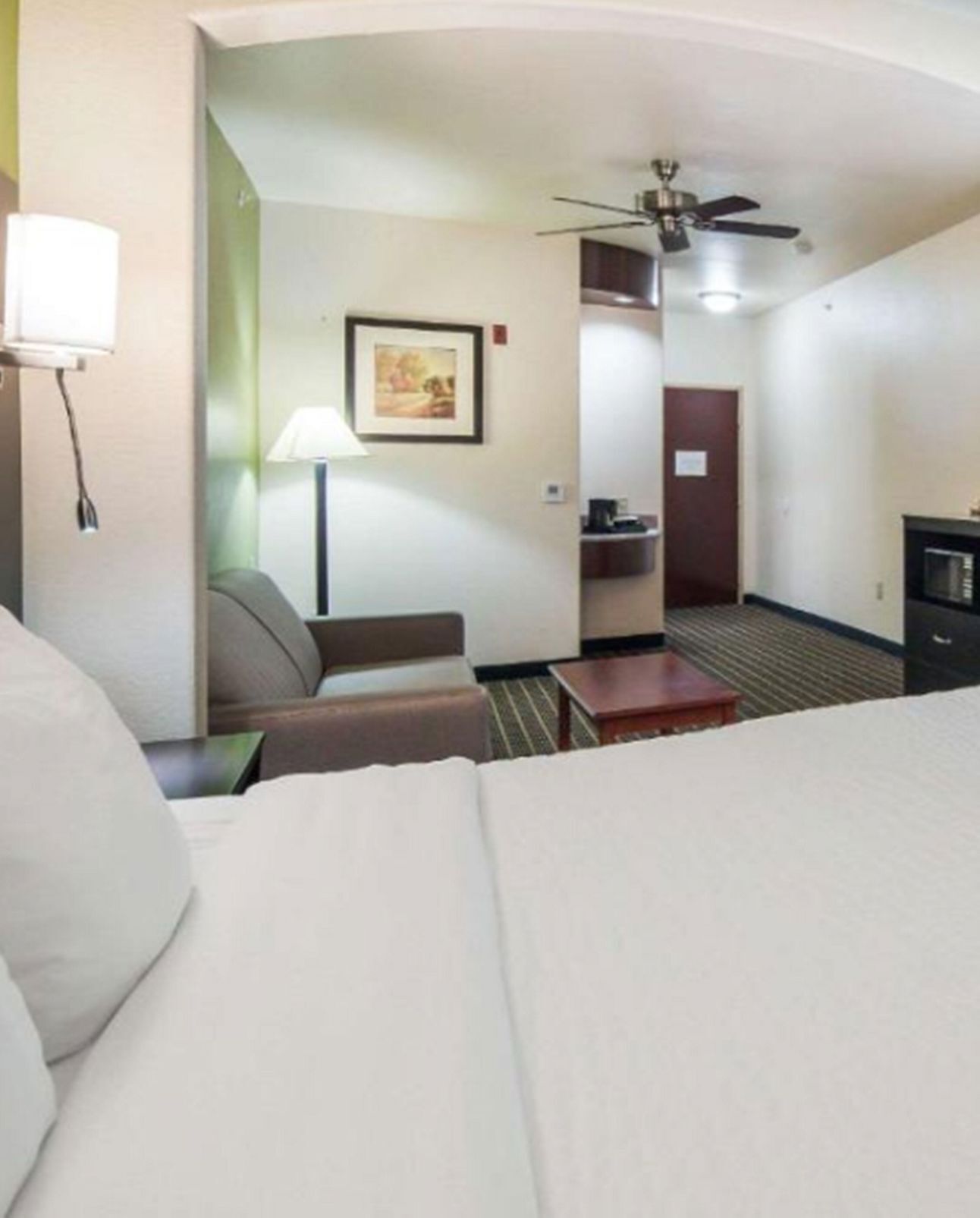 Premium bedding, desk, iron/ironing board, free WiFi
