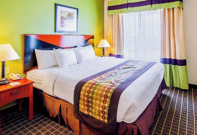 Premium bedding, desk, iron/ironing board, free WiFi