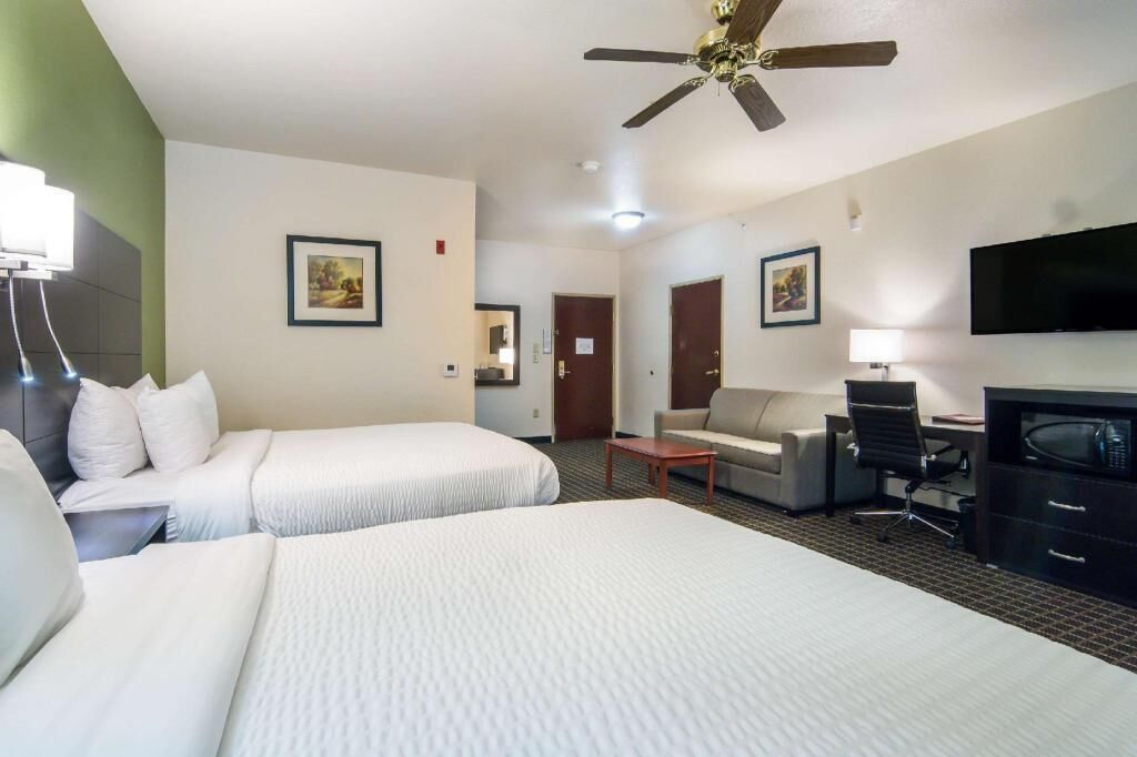 Premium bedding, desk, iron/ironing board, free WiFi