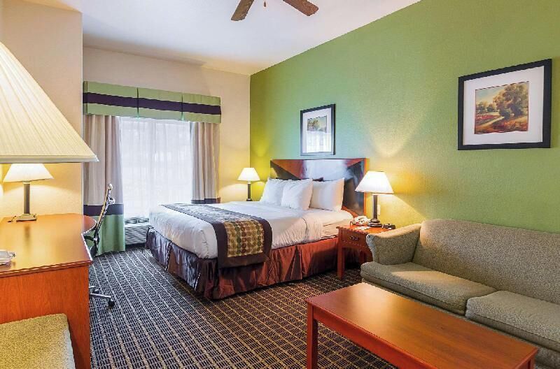 Premium bedding, desk, iron/ironing board, free WiFi