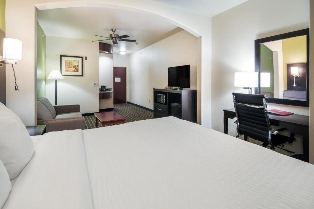 Premium bedding, desk, iron/ironing board, free WiFi