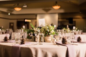 Indoor wedding - FivePine Lodge & Spa (Sisters)