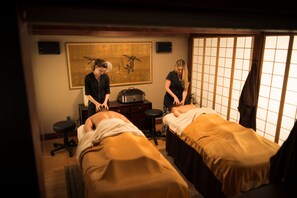 Couples treatment rooms, sauna, body treatments, hot stone massages - FivePine Lodge & Spa (Sisters)
