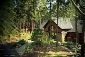 Front of property - FivePine Lodge & Spa (Sisters)